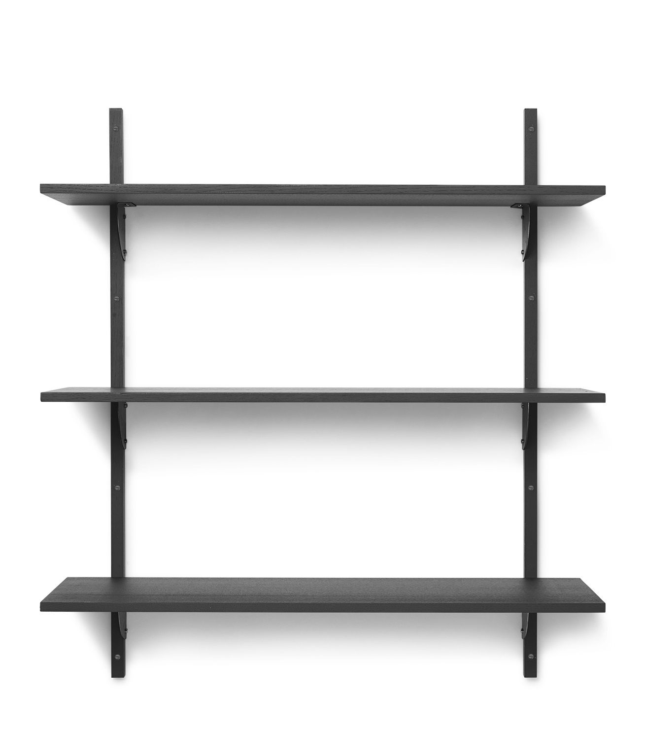 Schwarzes Ferm Living Wandregal mit drei Ebenen und minimalistischem Design für die Wandmontage.