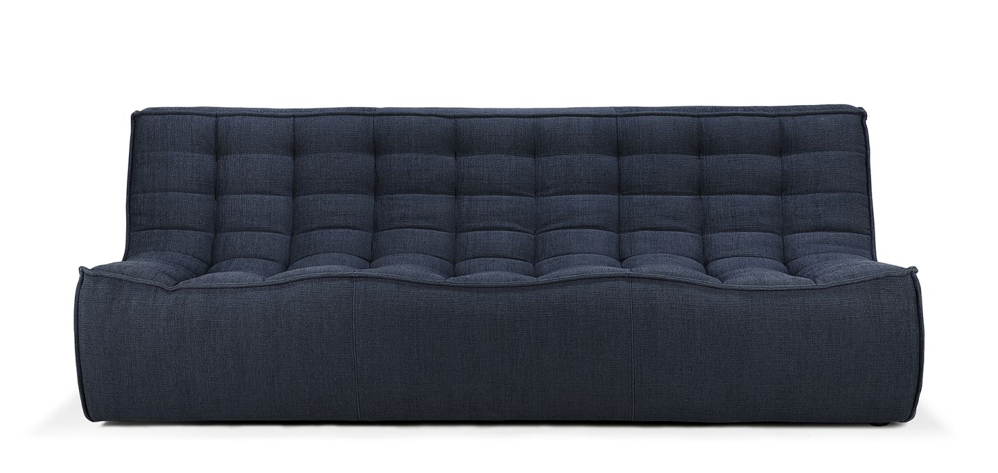 N701 Sofa, 3-Sitzer, Graphit von Ethnicraft. Modernes Polstersofa mit dunkelgrauem Stoffbezug und gesteppter Rückenlehne.