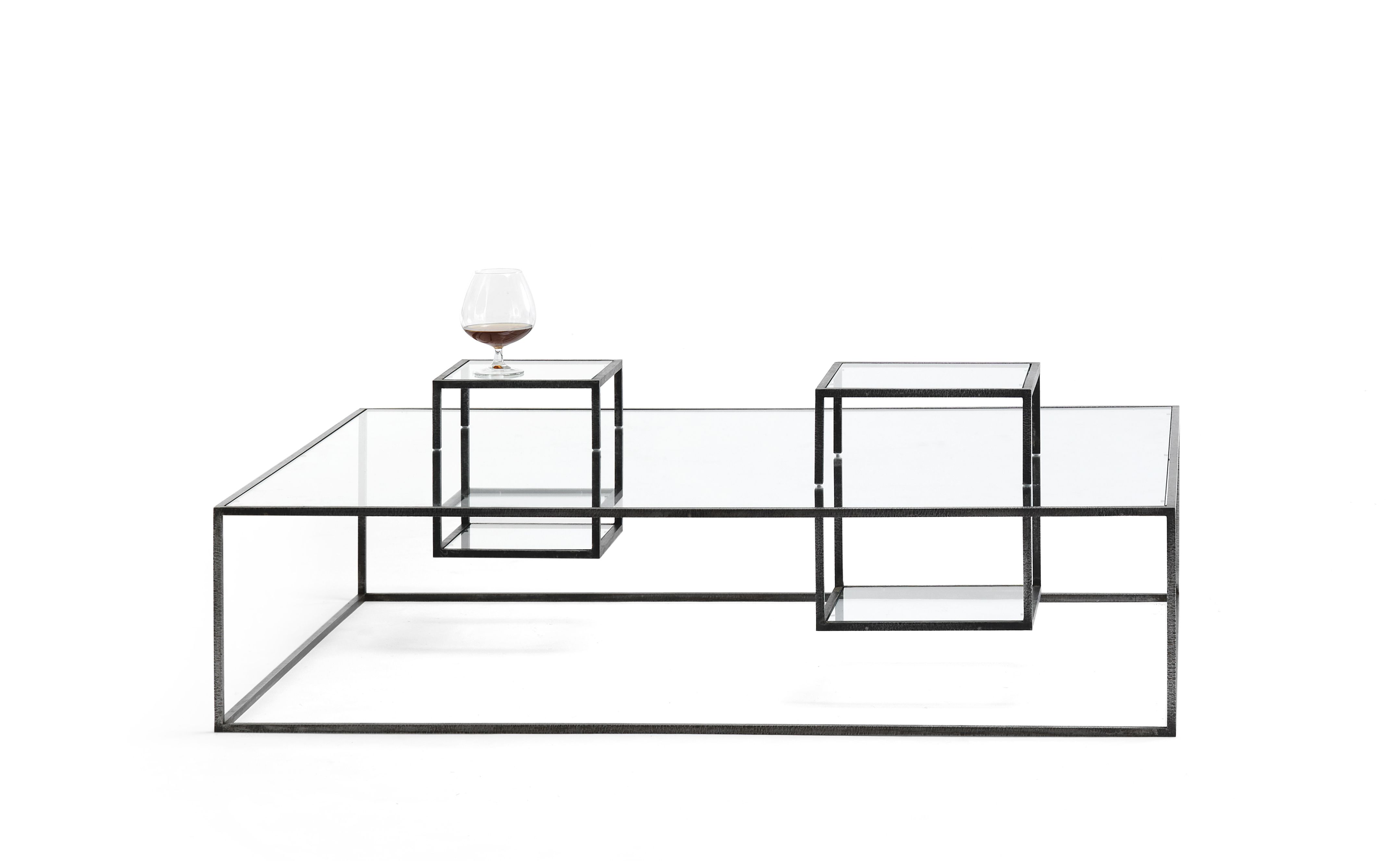 Illusioni Kaffeetisch von Mogg, 130cm Länge, mit Glasplatte und schwarzem Metallgestell. Moderner Wohnzimmertisch.