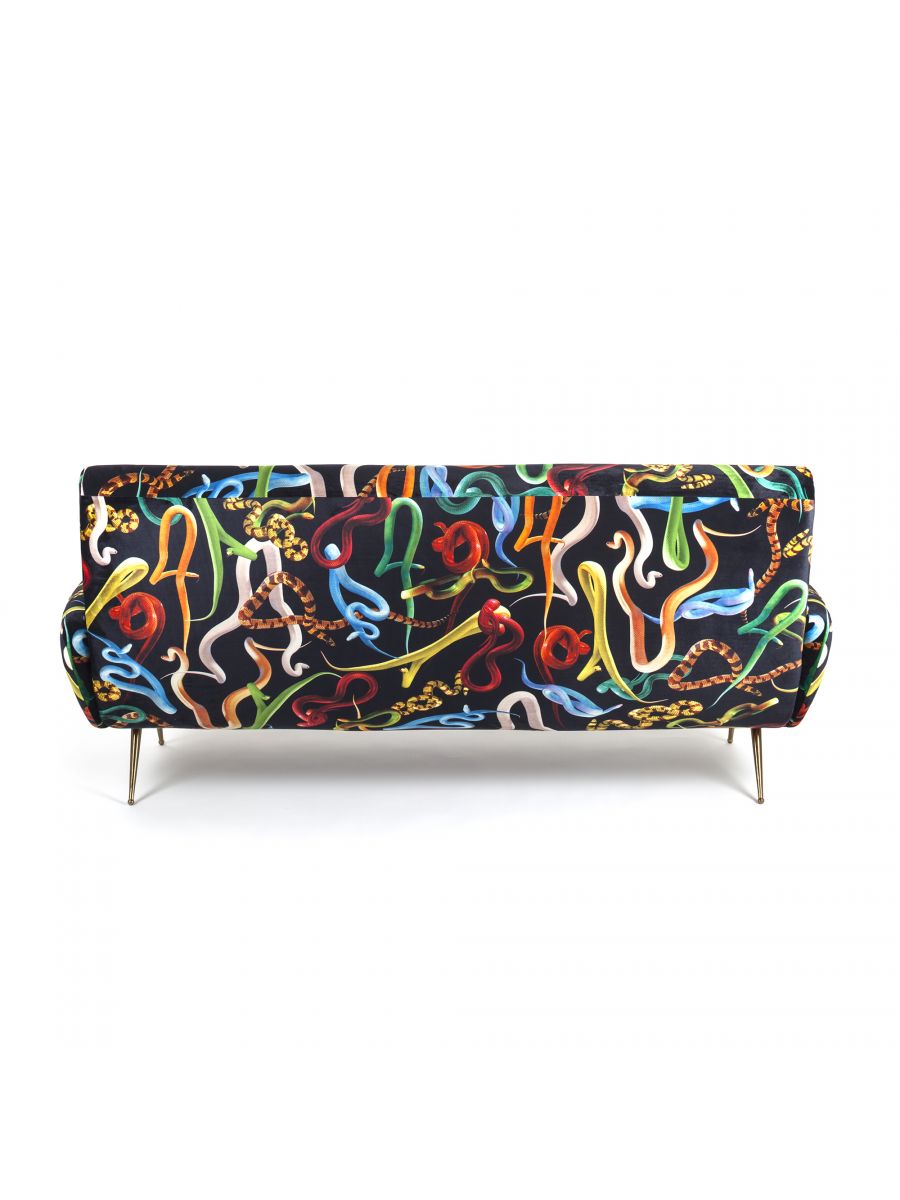 Toiletpaper 3-Sitzer Sofa Snakes Seletti mit Schlangenmuster und goldenen Beinen, modernes Design für Wohnzimmer.