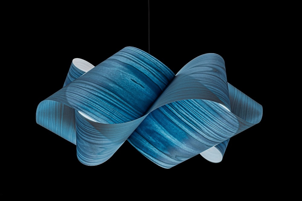 Blaue Swirl Pendelleuchte von LZF Lamps, moderne Hängelampe mit Holzfurnier und einzigartigem Design.