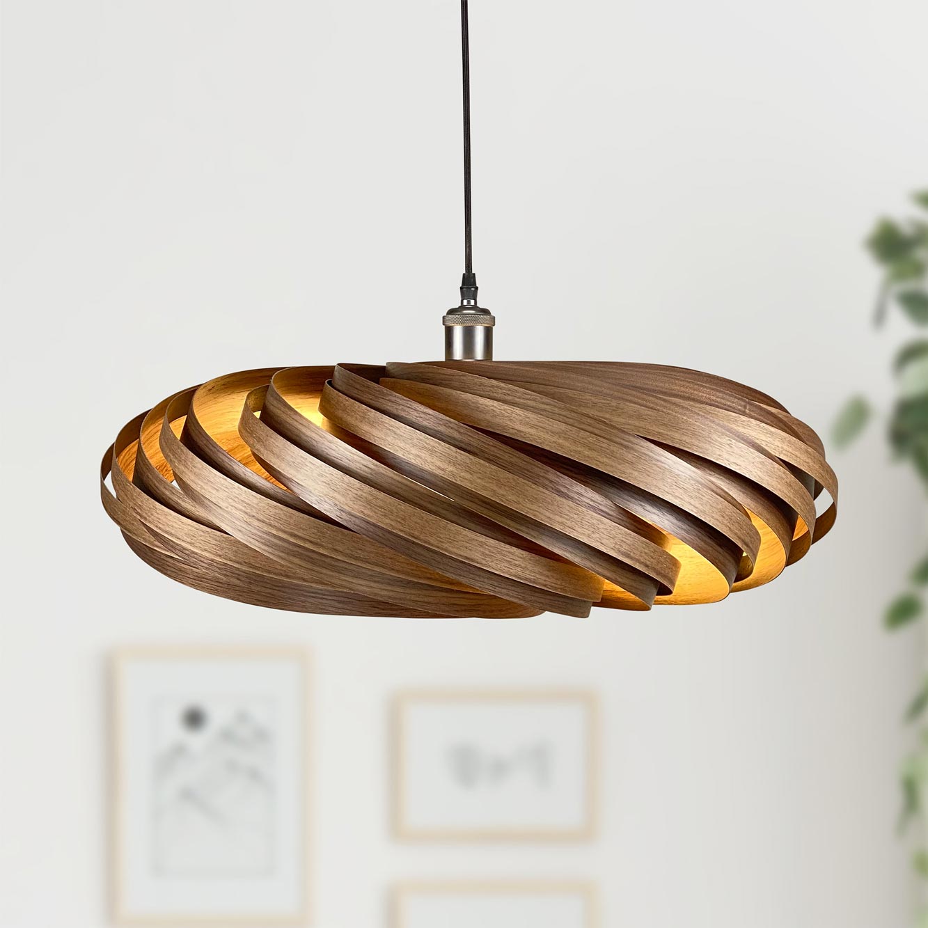 Veneria Hängeleuchte Ø60 cm Nussbaum: Moderne Holzlampe mit spiralförmigem Design für stilvolle Innenraumbeleuchtung.