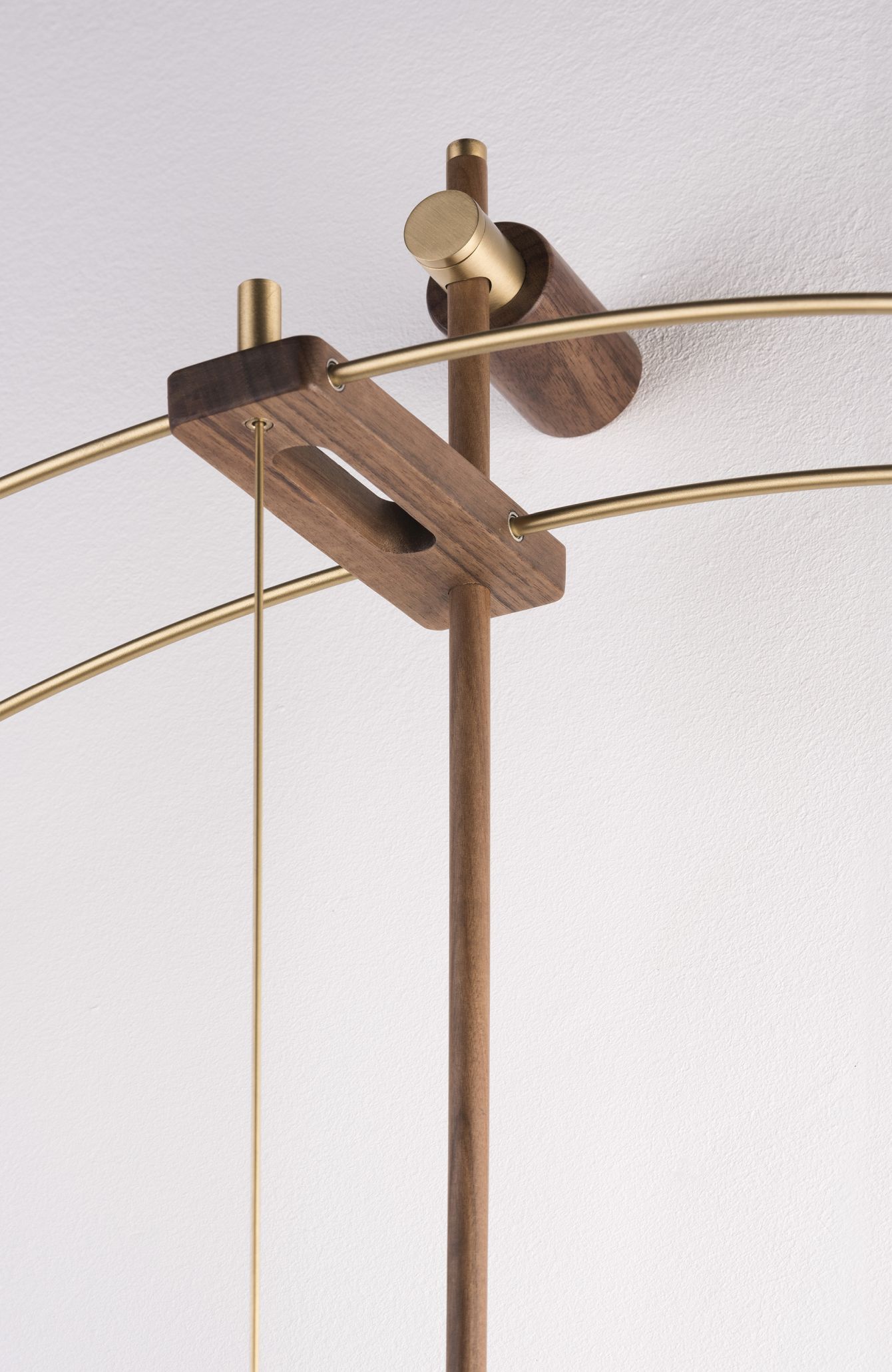 Detailaufnahme der Nomon Barcelona Gold Uhr mit Holz- und Goldelementen. Design Wanduhr.