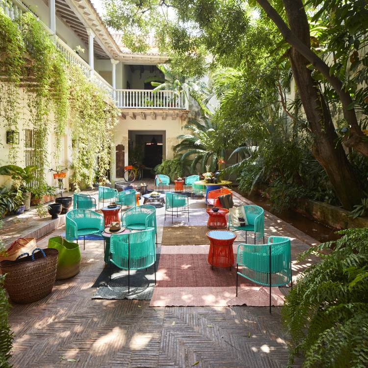 Caribe Outdoor Bank, 2-Sitzer, türkis/smaragdgrün/schwarz, im Garten. Moderne Gartenmöbel für entspannte Stunden im Freien.