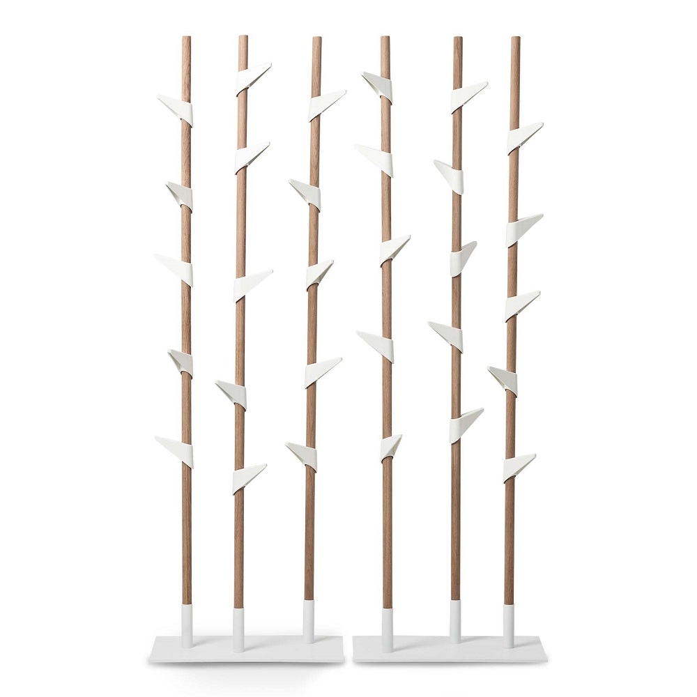 Cascando Bambus Standgarderobe: Moderne Garderobe aus Holz mit weißen Haken und Fuß, freistehend.