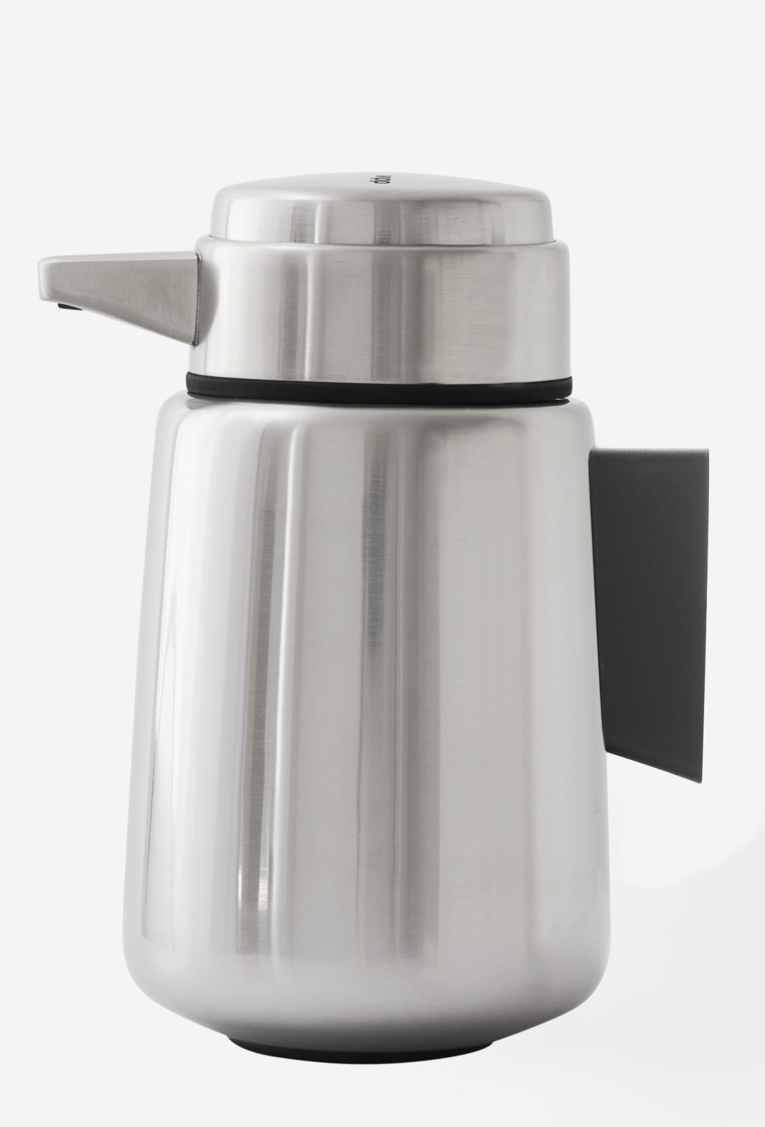 Edelstahl Seifenspender zur Wandmontage von Vipp, modernes Design für Badezimmer und Küche.