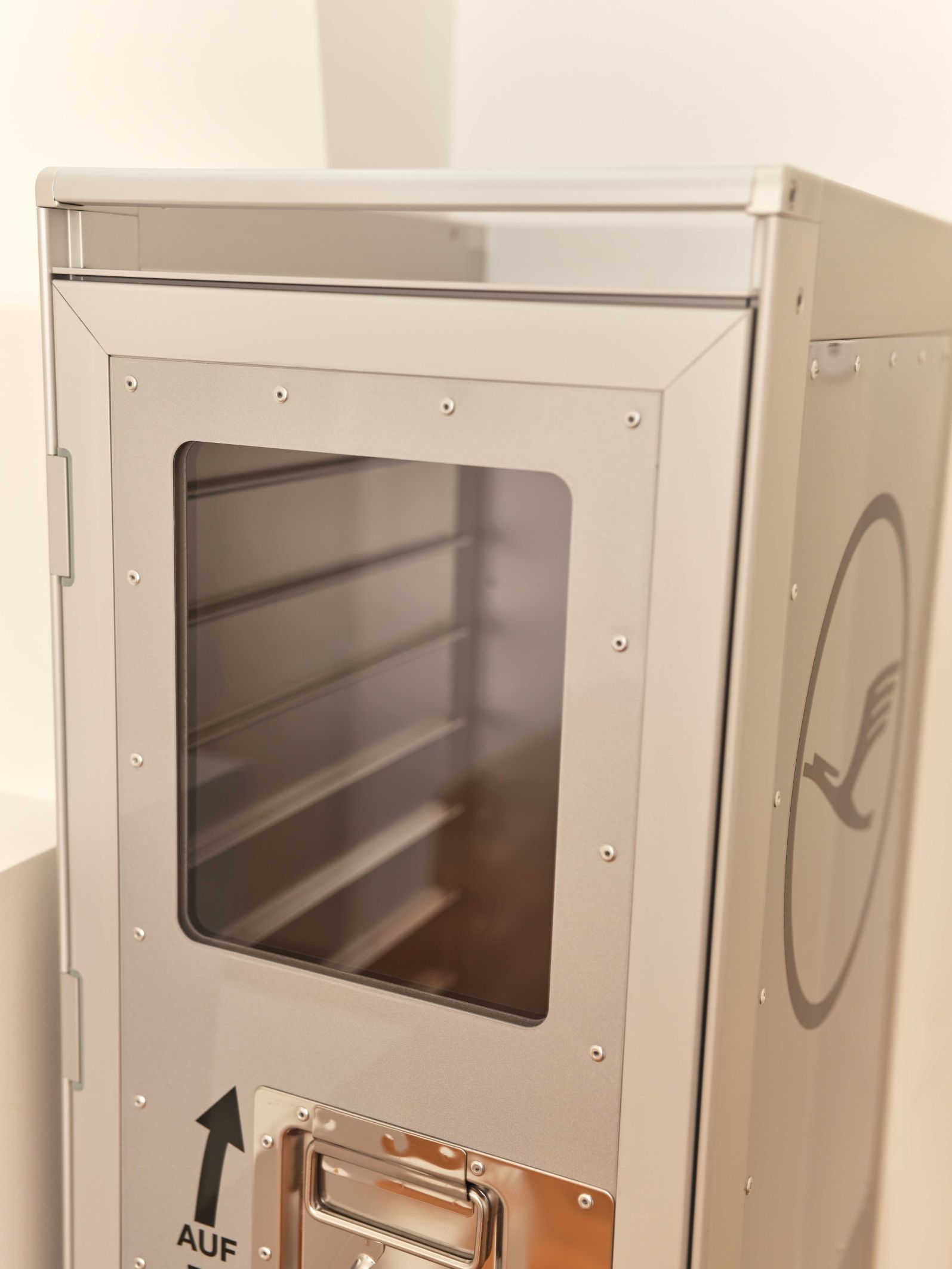 Silberner Lufthansa Flugzeugtrolley Bordbar mit Sichtfenster und Logo für stilvolle Getränkeaufbewahrung.