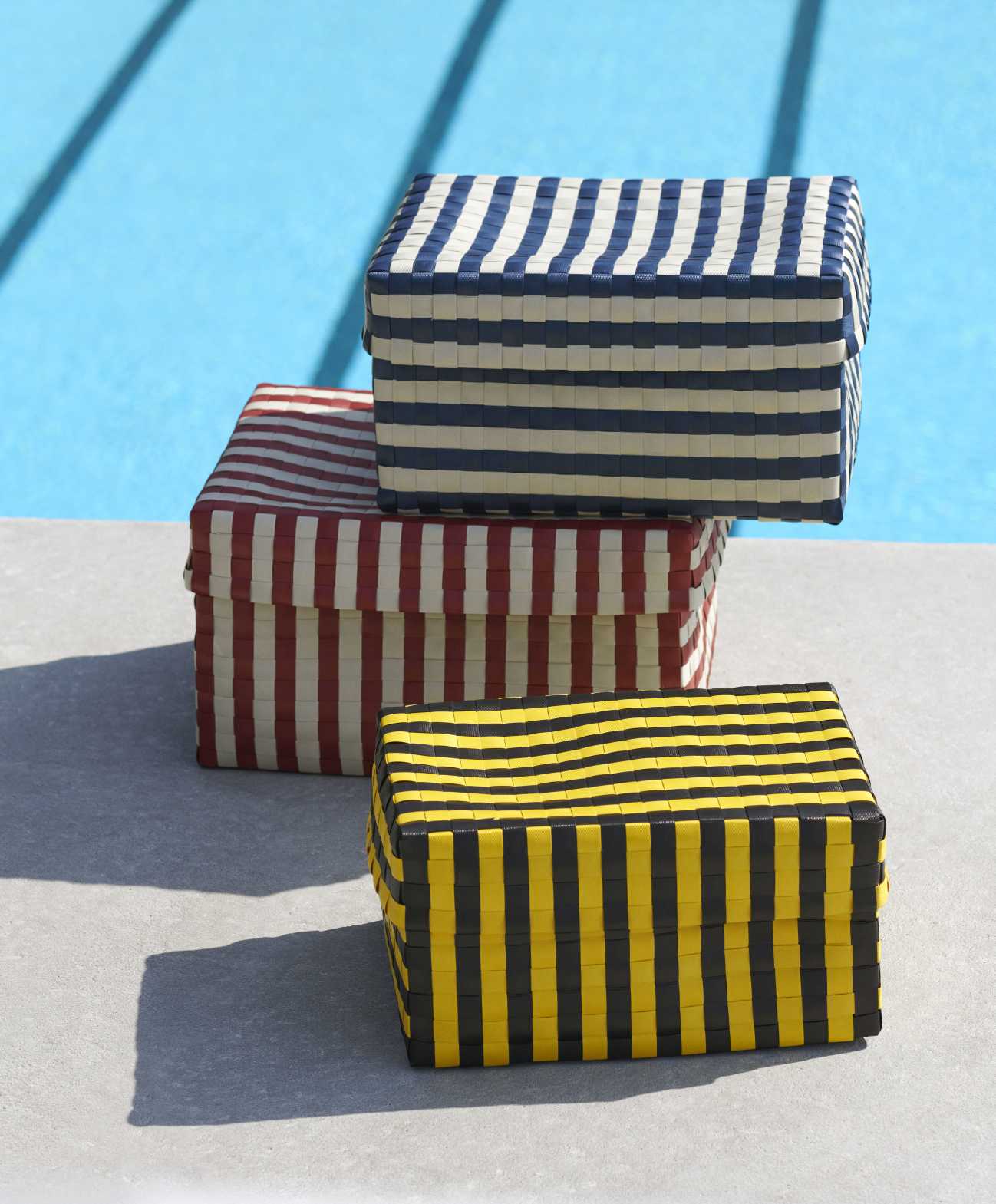 Gestapelte Aufbewahrungsboxen mit Streifenmuster, darunter die gelb-schwarze Maxim Stripe Box von Hay. Dekorative Kiste für Ordnung.