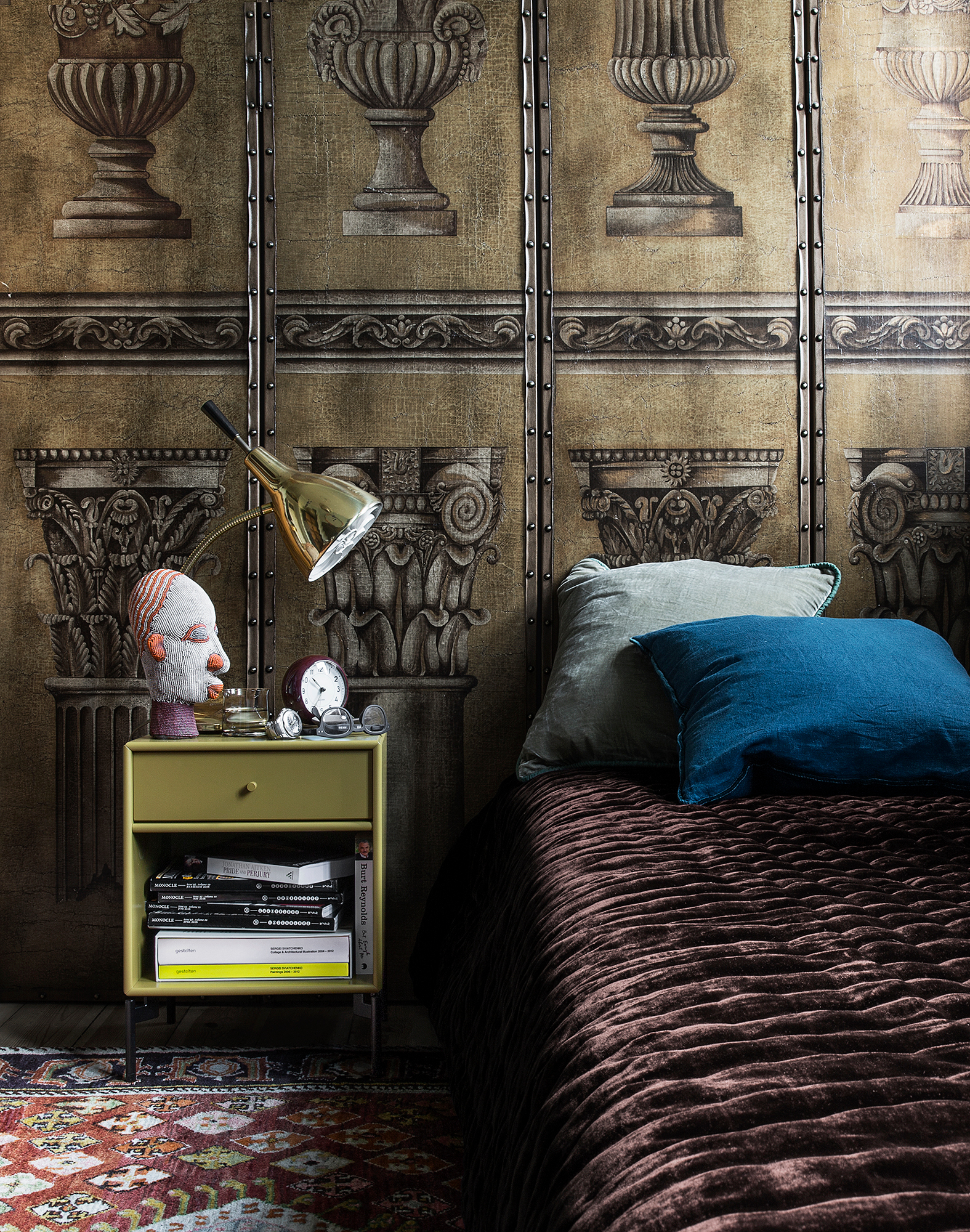 DREAM Nachttisch Vanilla Montana neben Bett mit Lampe, Deko und Büchern. Moderner Nachttisch für Schlafzimmer.