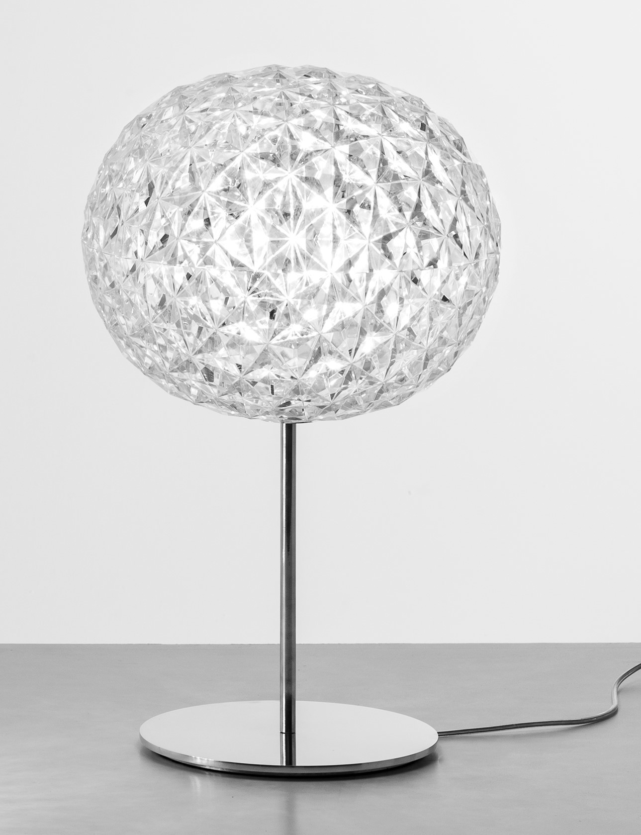 Planet Tischleuchte von Kartell, 53 cm, bernsteinfarben, mit facettierter Oberfläche und Chromfuß.