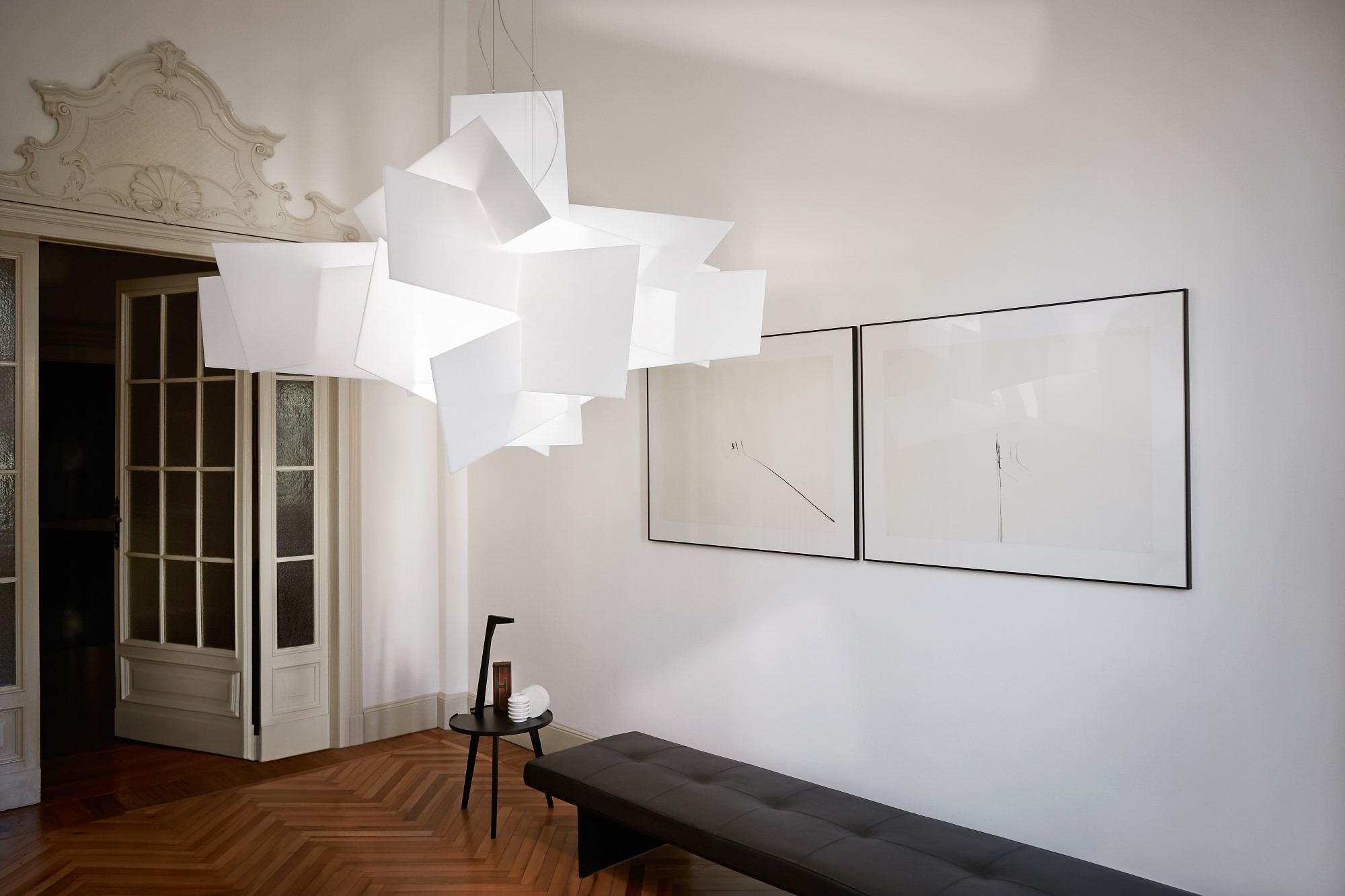 Helle Big Bang Pendelleuchte von Foscarini im modernen Wohnzimmer, LED Design Lampe.