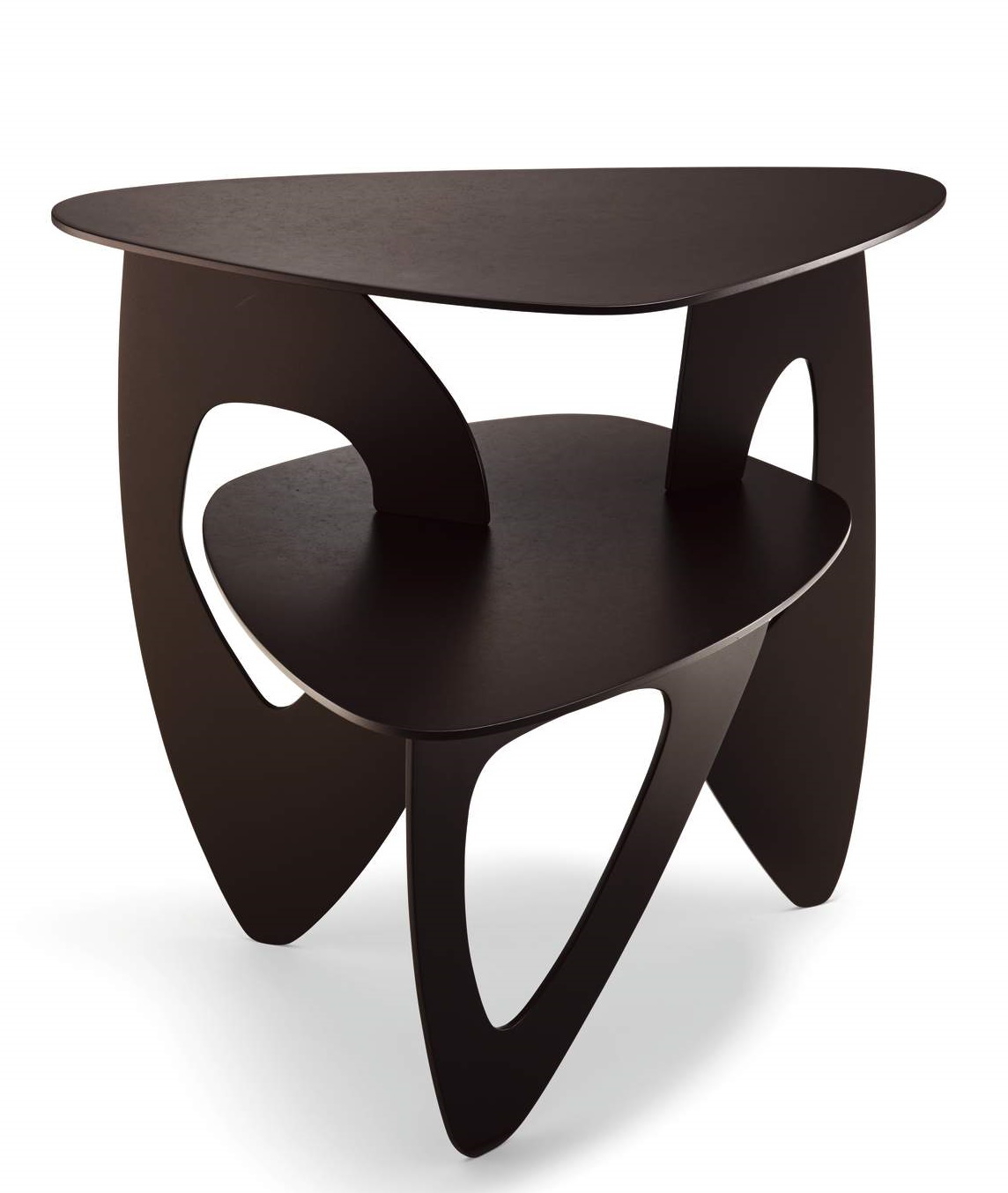 Dunkelbrauner Tama Couchtisch von Walter Knoll mit dreieckiger Tischplatte und Ablage, modernes Design.