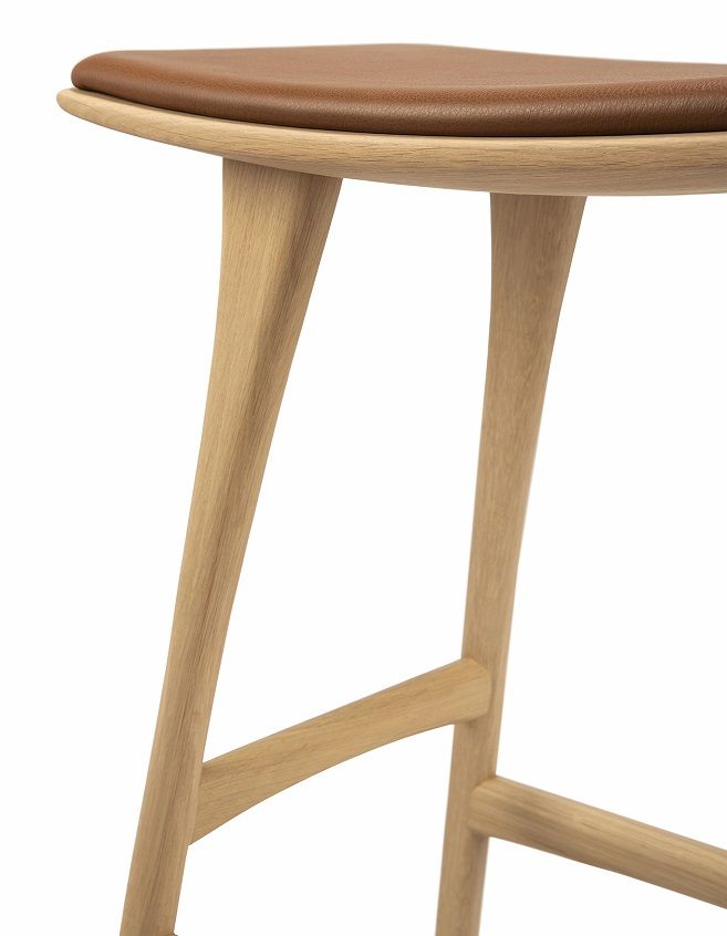 Detailaufnahme: Osso Barhocker von Ethnicraft mit braunem Sitzpolster und hellem Holzgestell. Barstuhl für Küche oder Bar.