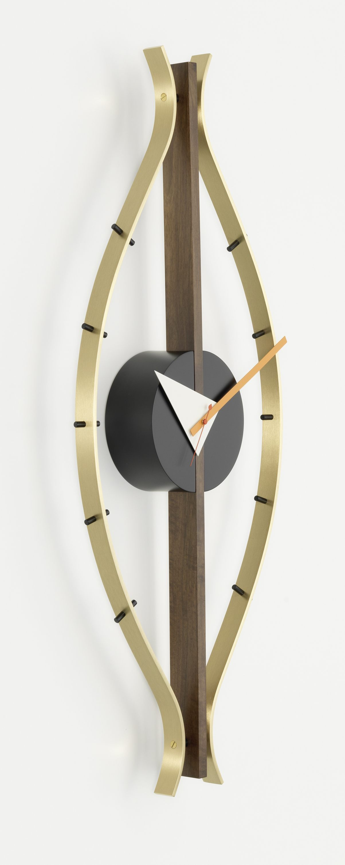 Eye Clock Wanduhr von Vitra: Moderne Wanduhr mit goldenem Rahmen und Holzdetails.