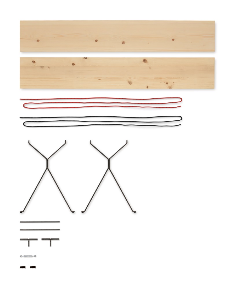Kampenwand Tisch von Moormann: Einzelteile wie Tischplatten aus Holz, Tischbeine und Zubehör.