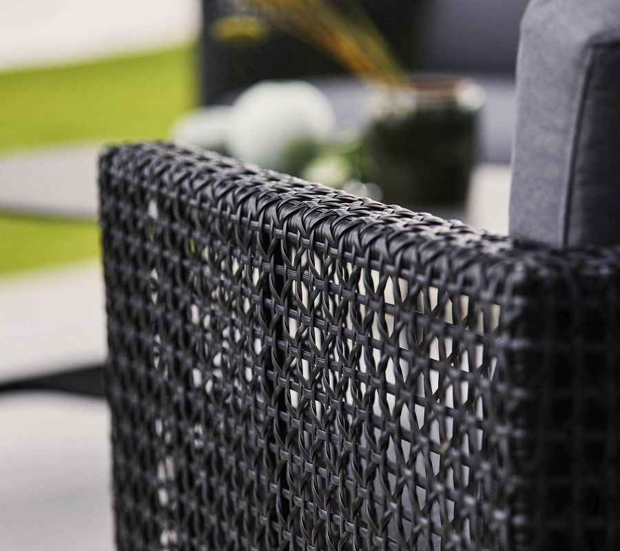Detailansicht: Cane-Line Connect Loungesessel mit grauem Sitzpolster, Outdoor Möbel aus Rattan.