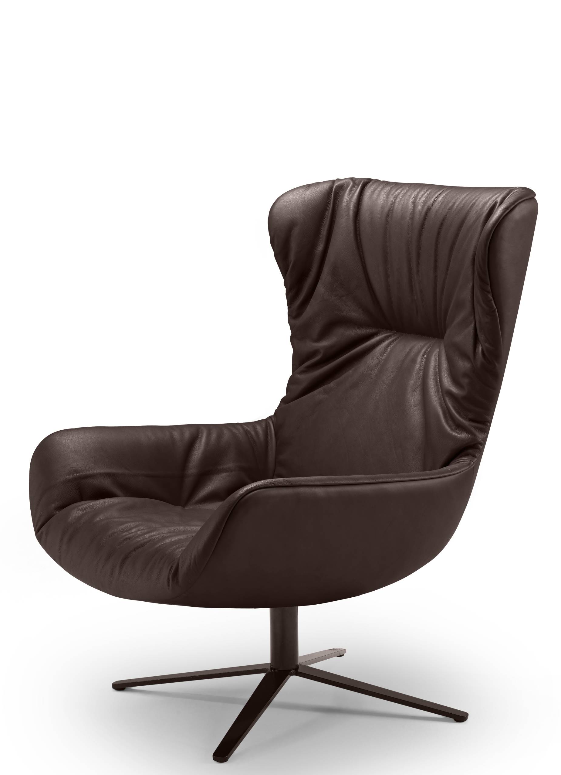 Brauner Leya Ohrensessel von Freifrau Manufaktur mit Lederbezug und Drehfuß für Wohnzimmer und Büro.