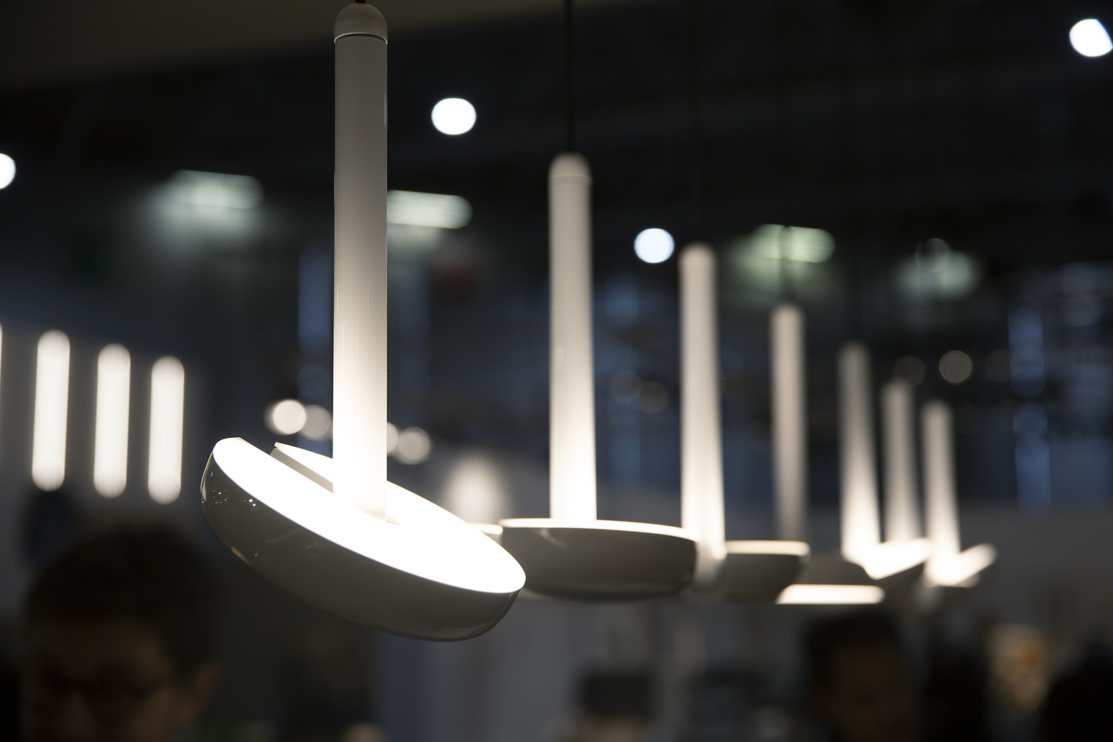 Cabriolette Pendelleuchte von Martinelli Luce: Moderne Hängelampe in Hellblau, ideal für stilvolle Innenräume.