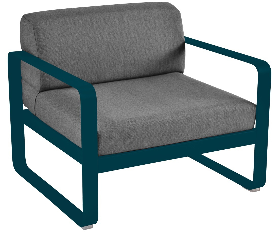 Bellevie Outdoor Sessel von Fermob mit blauem Rahmen und grauen Polstern. Gartenmöbel für Terrasse.
