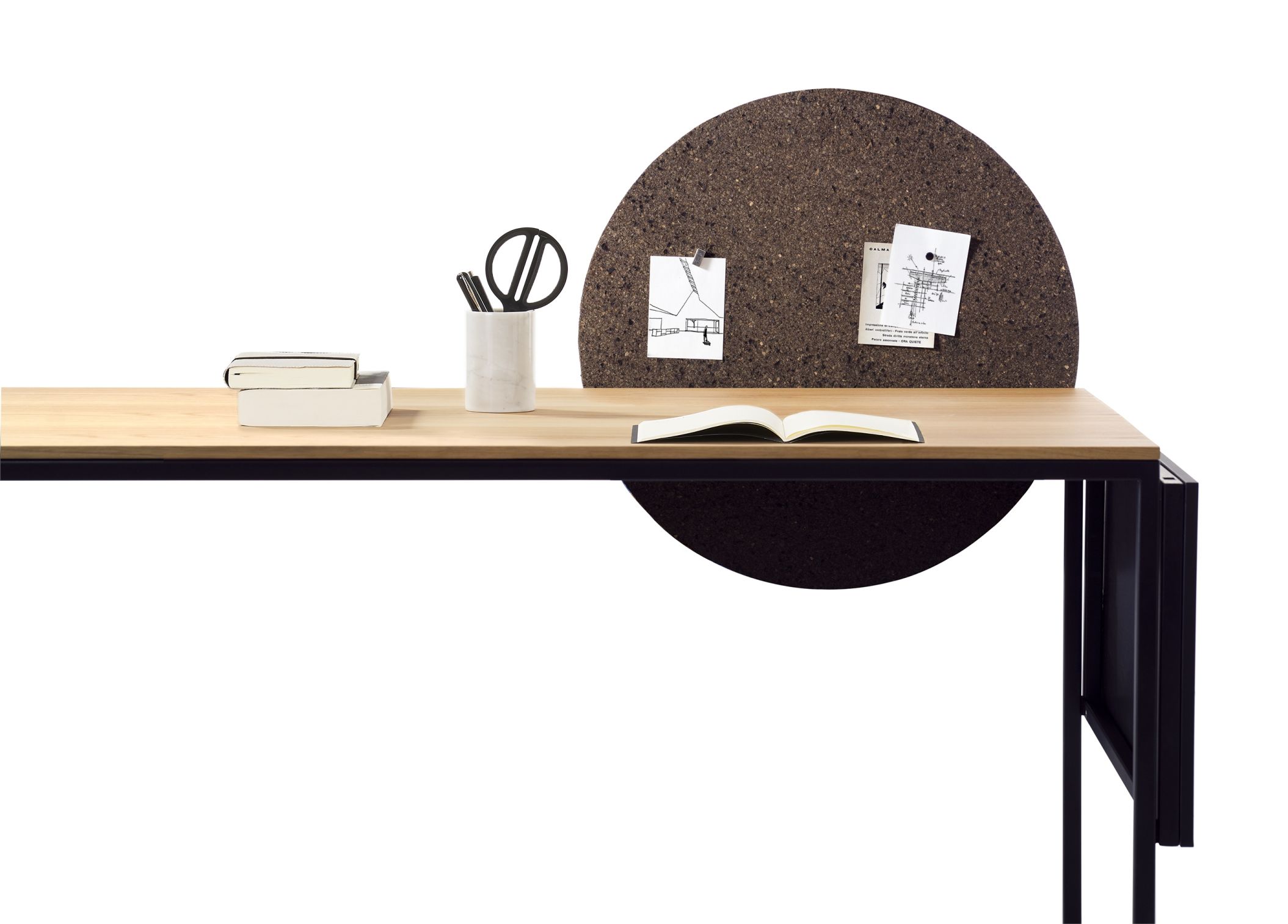 Macis Schreibtisch Eiche mit Pinnwand: Moderner Bürotisch mit Ablage, Stifthalter und Notizen.