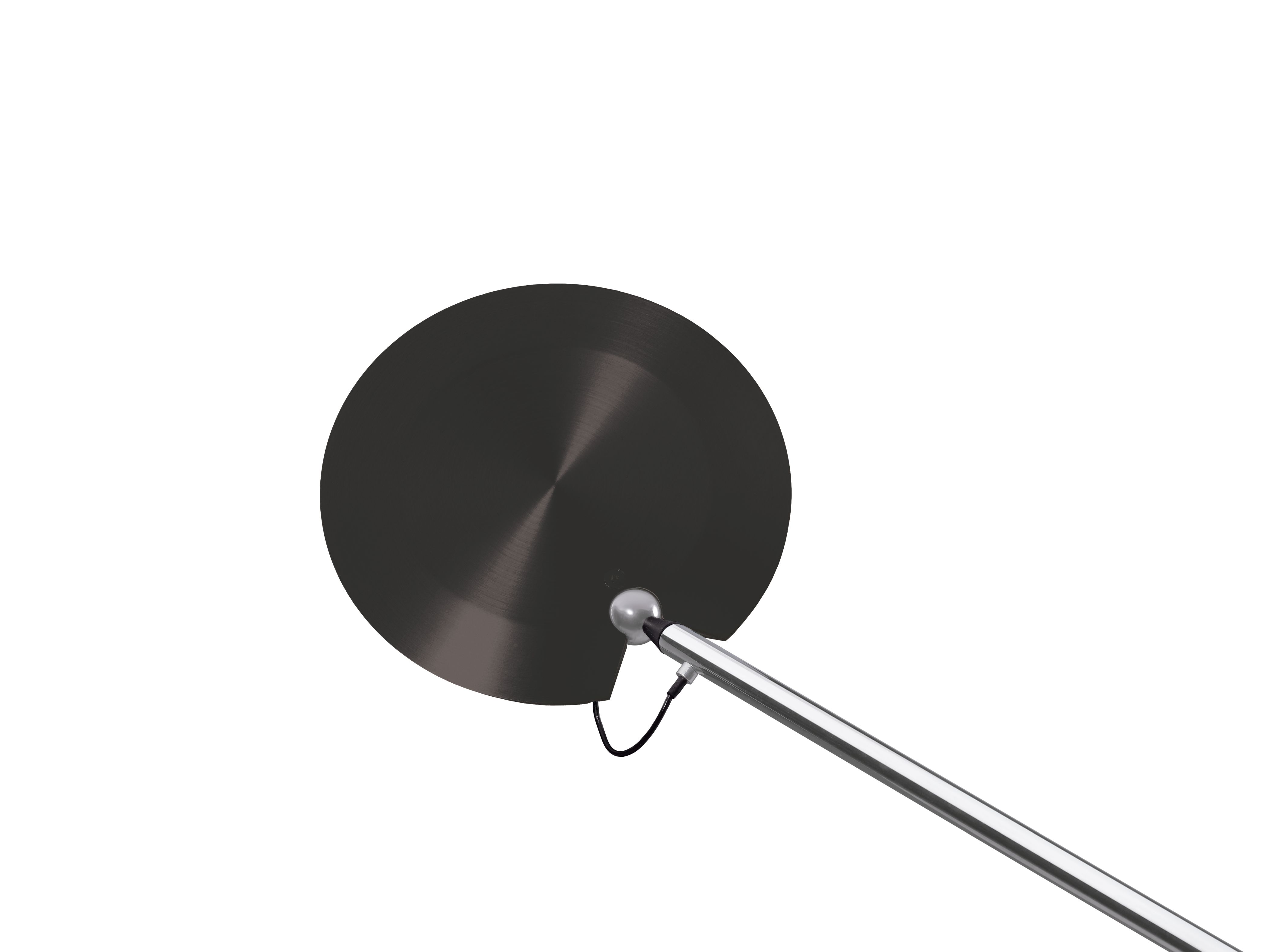 Detailaufnahme: Pina LED Tischleuchte mit rundem, dunklen Lampenfuß und silbernem Gestell. Designleuchte für USM Haller.