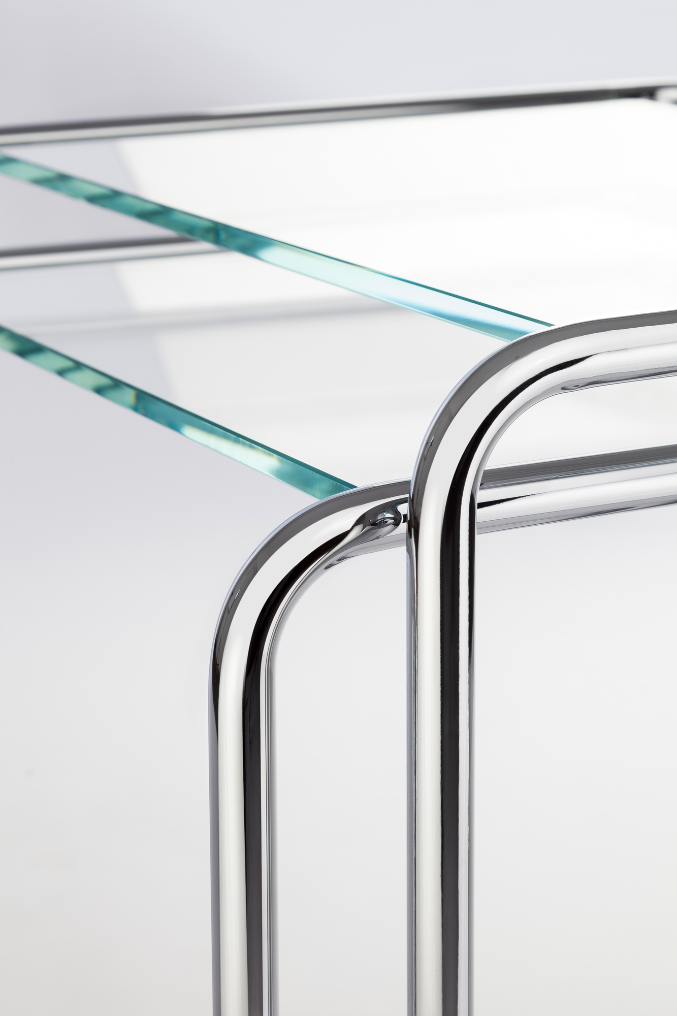 Detailaufnahme Thonet B97 Beistelltisch: Verchromtes Stahlrohrgestell mit Glasplatte, modernes Design.