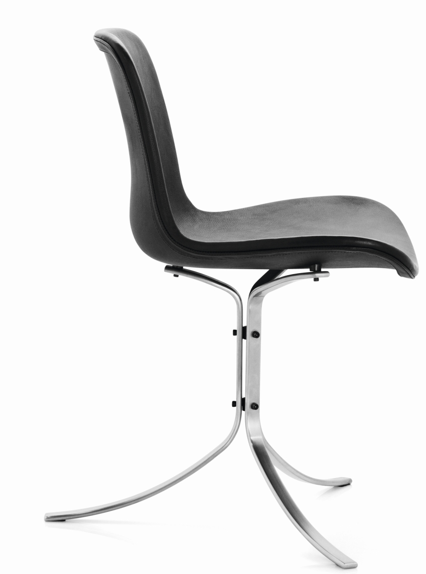 Schwarzer PK9 Stuhl von Fritz Hansen, Ledersitz und filigranes Stahlgestell, Seitenansicht. Designklassiker für modernes Wohnen.