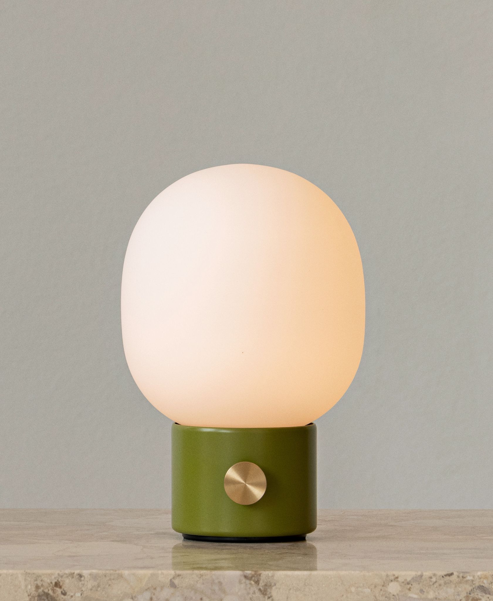 JWDA Tischleuchte in Staubgrün: Tragbare Lampe mit warmem Licht und Messingdetail.