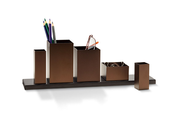 Philippi Theo Office Butler Schreibtischorganizer aus Metall, braun, mit Stiften, Brille und Büroklammern.