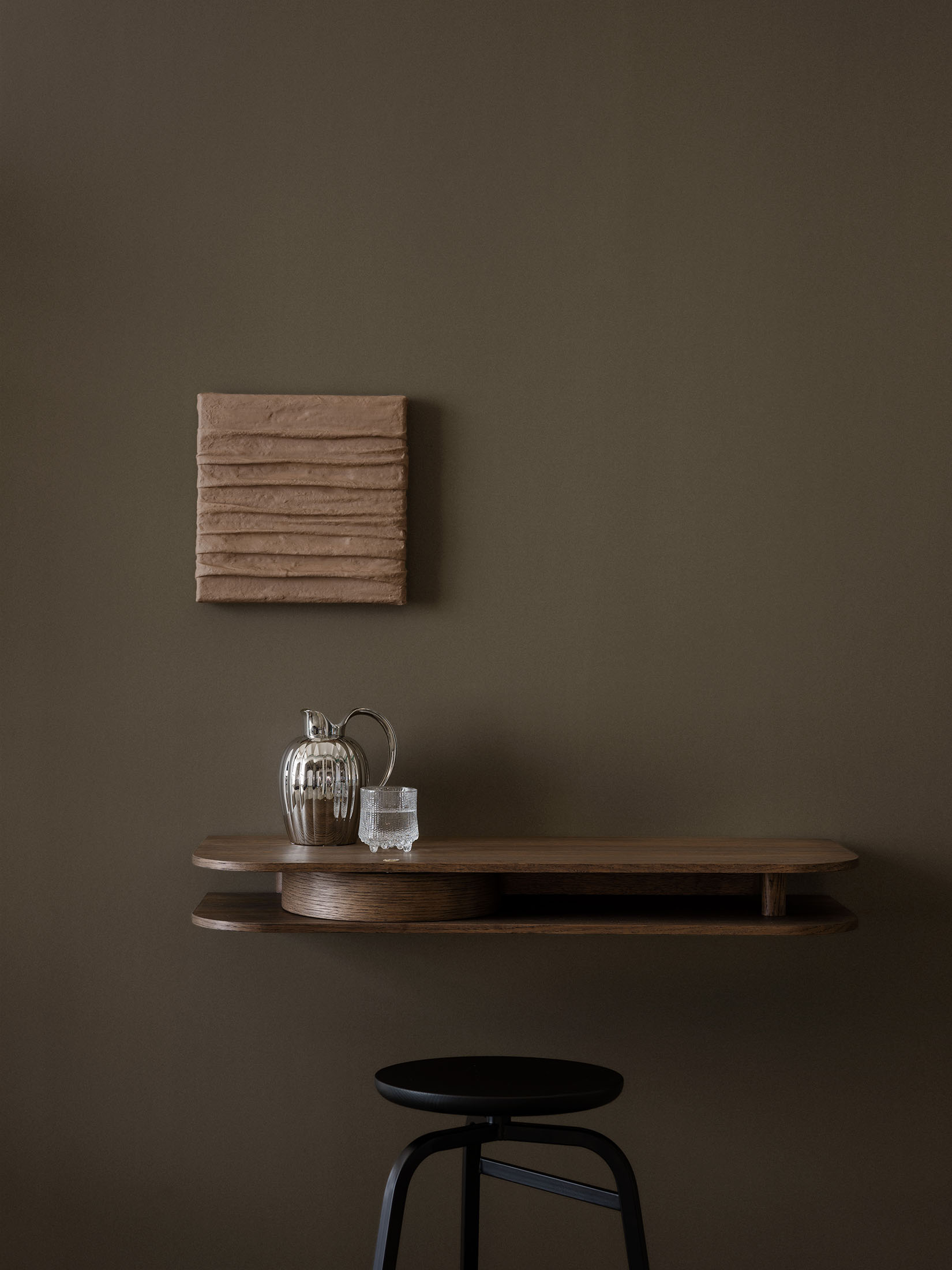 Nahaufnahme der Northern Valet Wandkonsole aus geräucherter Eiche mit Krug und Glas.