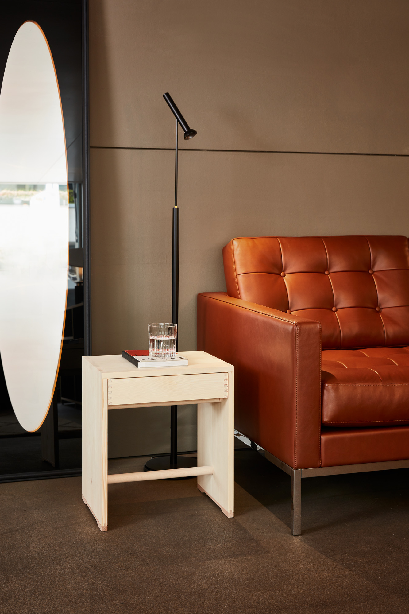 Ulmer Hocker mit Schublade in Naturholz, vielseitig als Beistelltisch oder Nachttisch nutzbar.