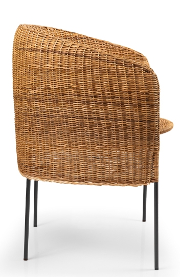 Caribe Natural Dining Chair: Detailansicht des Outdoor Stuhls aus Rattan mit schwarzen Beinen.