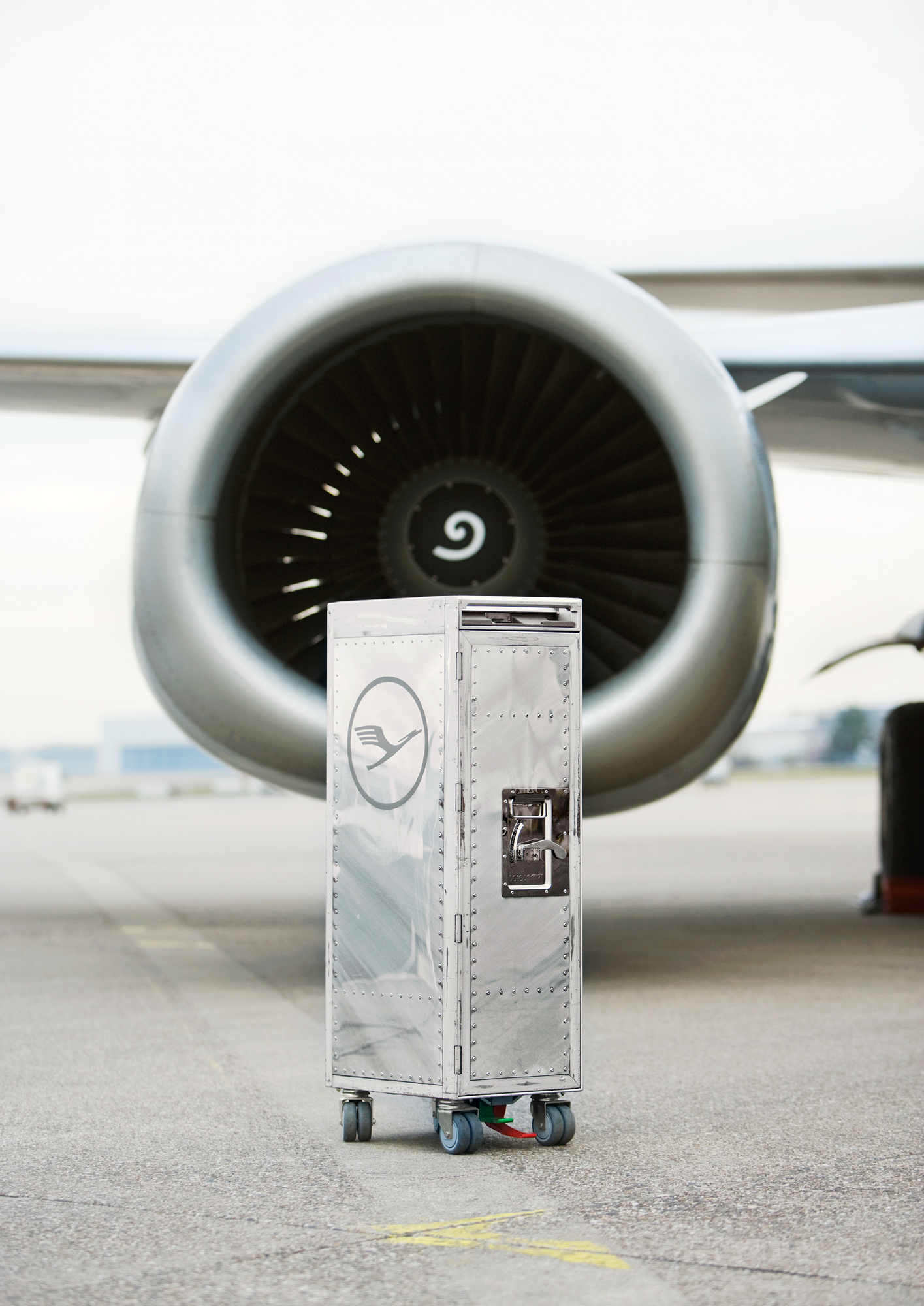 Silberner Lufthansa Flugzeugtrolley Bordbar vor Flugzeugturbine, Rivet Rocker Design, rollbare Bar für Zuhause.