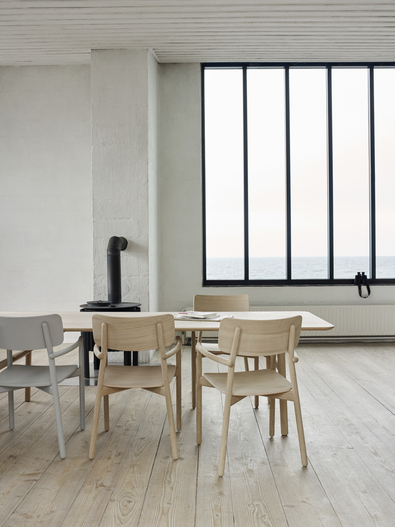 Hven Armchair Stuhl Eiche von Skagerak by Fritz Hansen am Esstisch in hellem Raum.