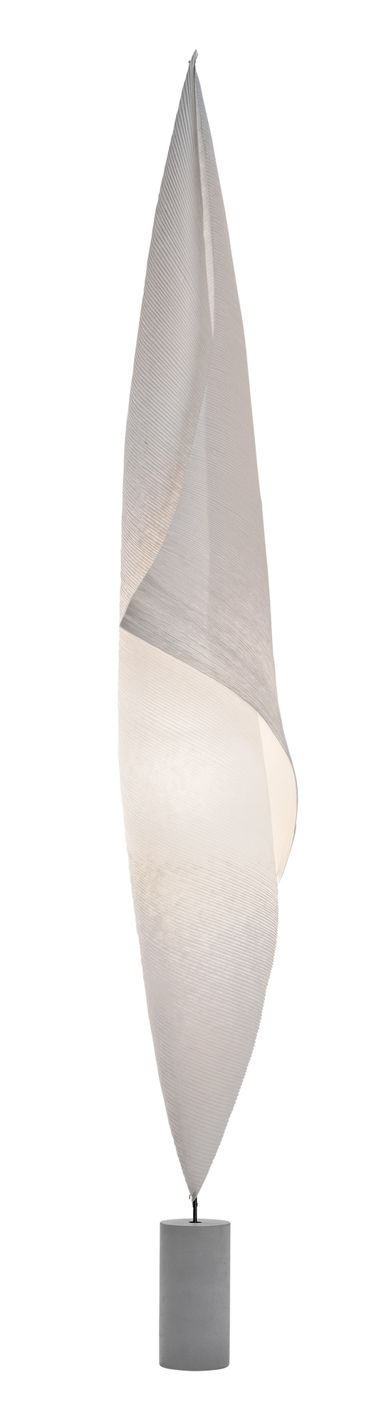 Wo-Tum-Bu 2 Stehleuchte von Ingo Maurer: Elegante, hohe Designerlampe mit weißem Lampenschirm und grauem Betonsockel.