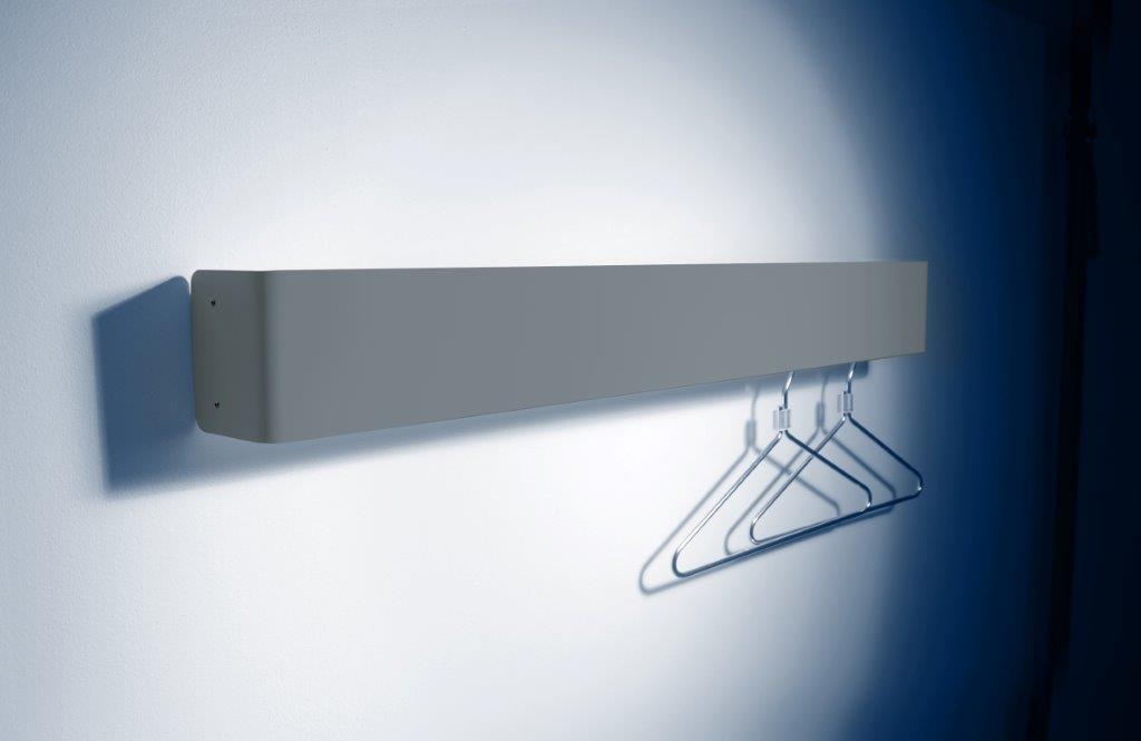 Graue Radius Garderobe an der Wand mit zwei Kleiderbügeln, moderne Wandgarderobe für Flur und Diele.