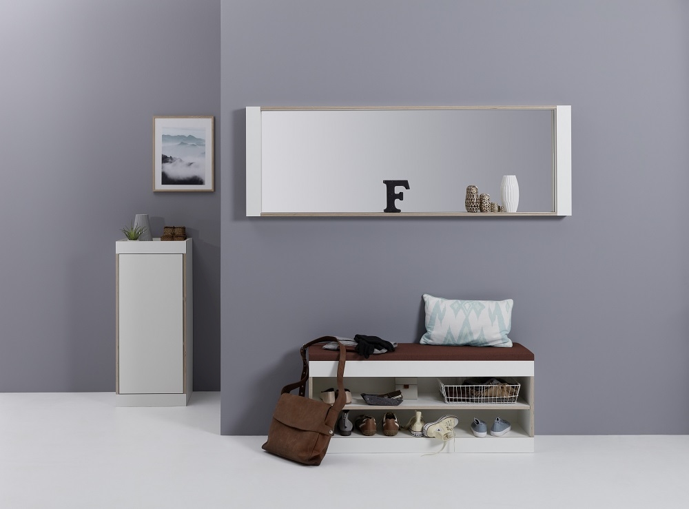 Flai Stauraumbank von Müller Möbelwerkstätten: Weiße Bank mit braunem Sitzkissen und Schuhablagen im Flur.