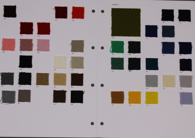 Stoffmusterkarte Vidar 4 mit verschiedenen Farben und Texturen für Möbelstoffe und Polsterstoffe.