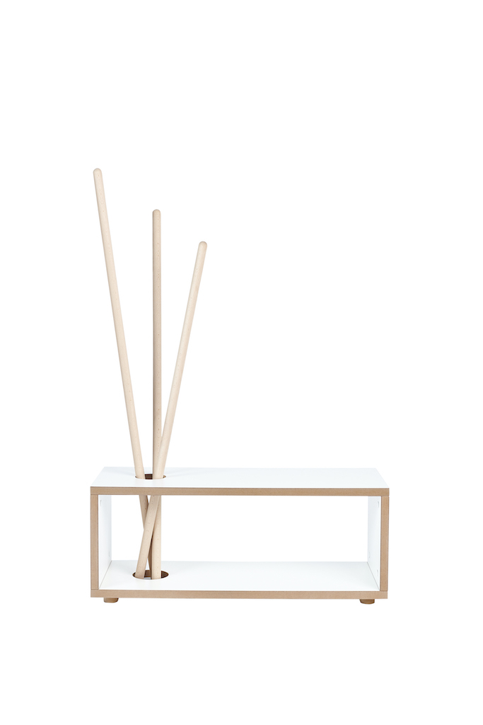 Tojo Kids Ordnung Kindergarderobe: Weiße, minimalistische Kindergarderobe mit Holzstäben als Aufhängung und Ablagefläche.