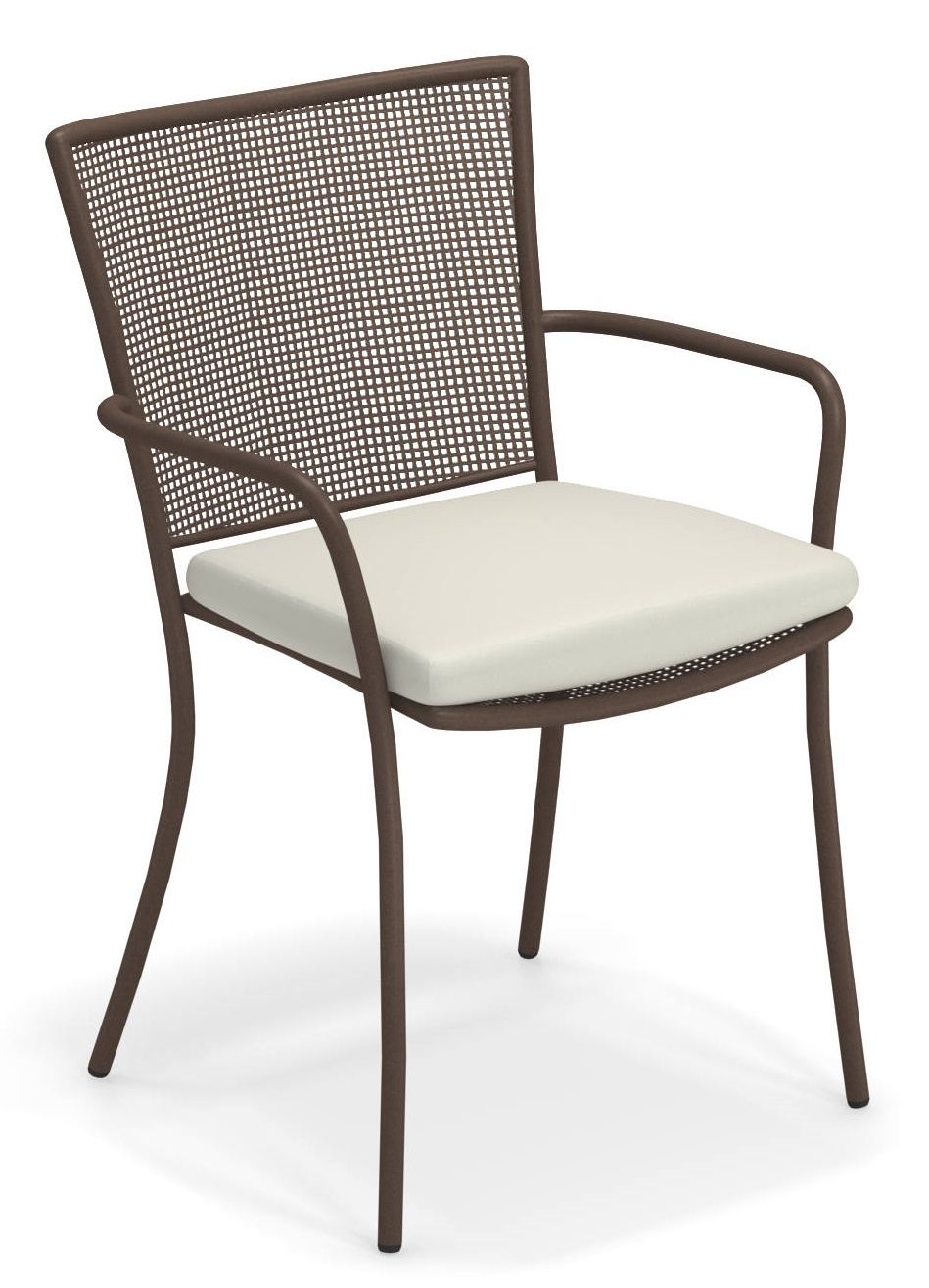 Emu Athena Armlehnstuhl für den Außenbereich mit ecrufarbenem C/3400 Kissen. Gartenstuhl mit Sitzkissen.