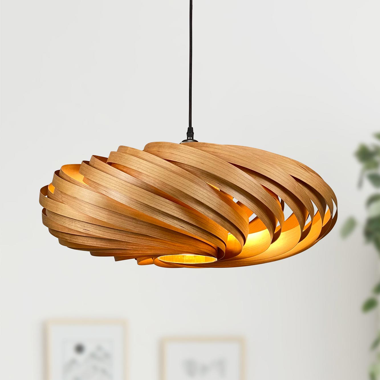 Veneria Hängeleuchte aus Kirschbaumholz, moderne Holzlampe für Wohnzimmer und Esszimmer, warmes Licht.