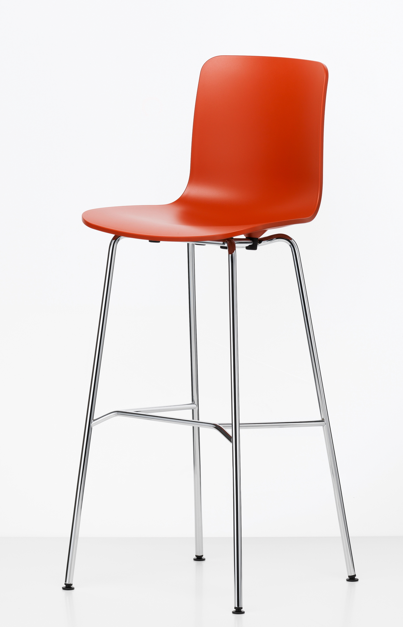 Oranger Hal Stool Barhocker von Vitra mit verchromtem Gestell vor weißem Hintergrund.