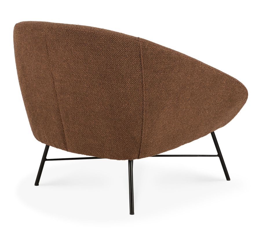 Rückansicht des braunen Ethnicraft Barrow Sessels mit schwarzem Metallgestell. Moderner Sessel für Wohnzimmer.