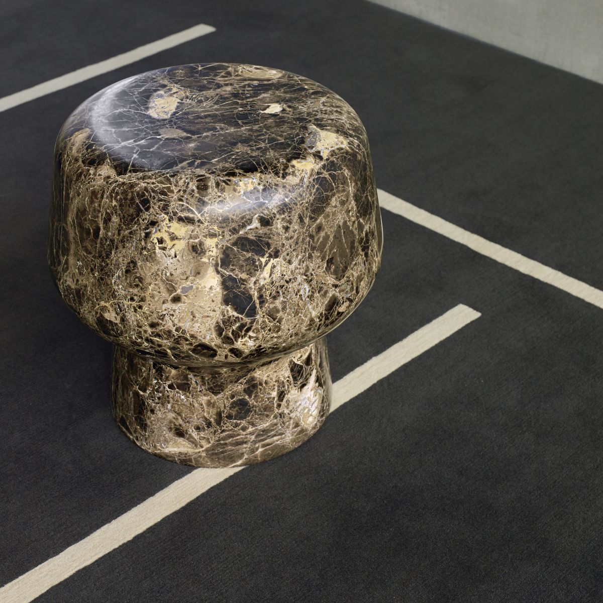 Corker No. 1 Marmorhocker von ClassiCon, Bianco Carrara, als Beistelltisch auf Teppich.