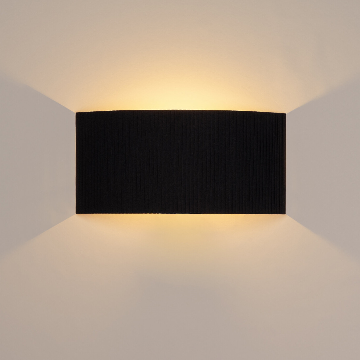 Rechteckige Wandleuchte "Comodín" von Santa & Cole mit schwarzem Stoffschirm und indirektem Licht.