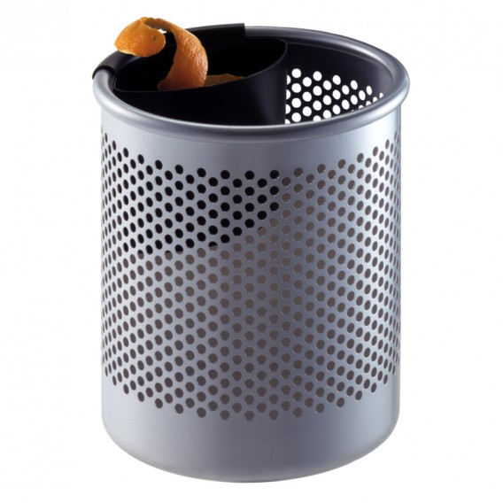 Silberner Cribbio Papierkorb von Rexite mit Lochmuster und Orangenschale als Abfall. Design Papierkorb für Büro.