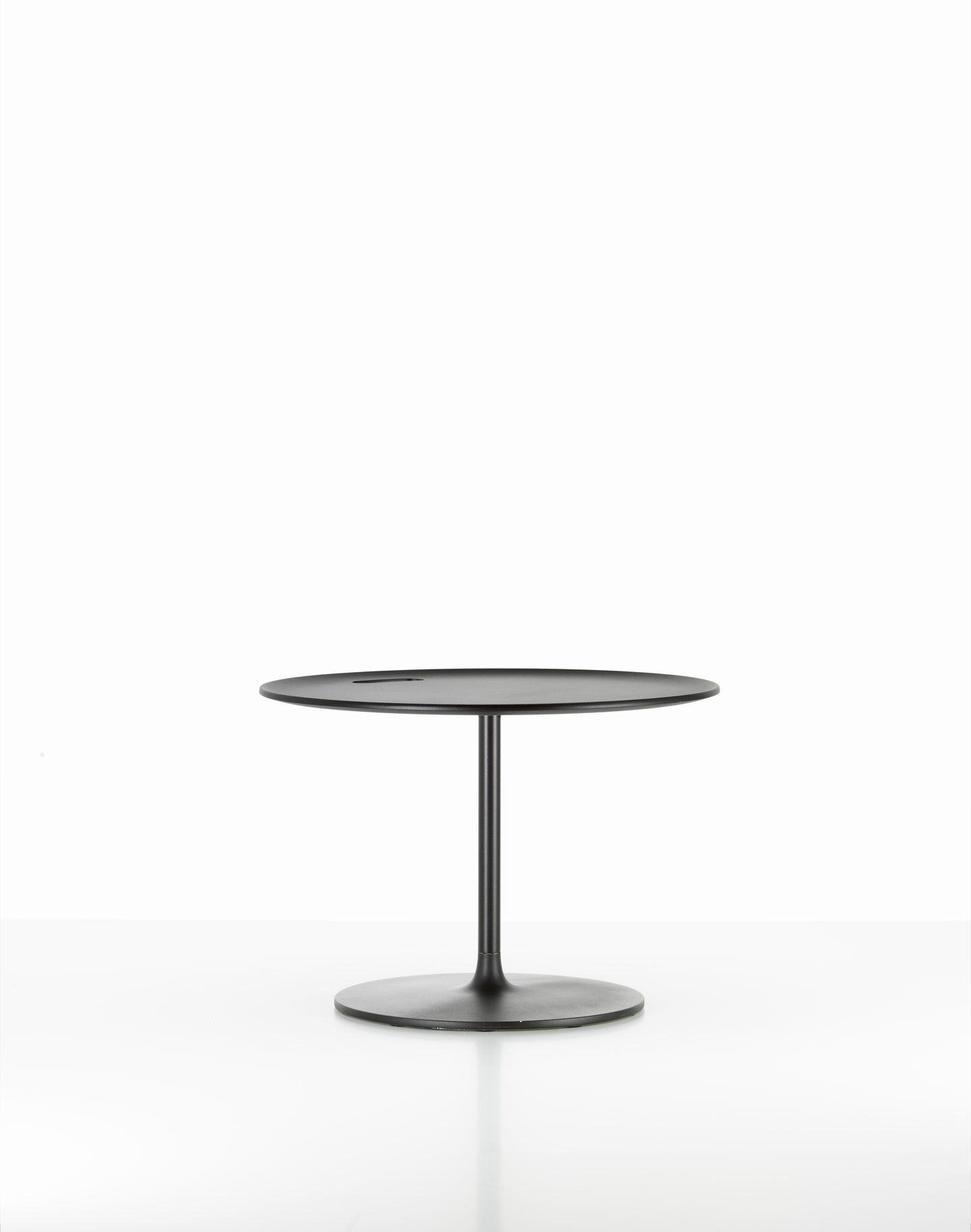 Schwarzer Vitra Beistelltisch "Occasional Low Table" mit runder Tischplatte und Fuß auf weißem Hintergrund.