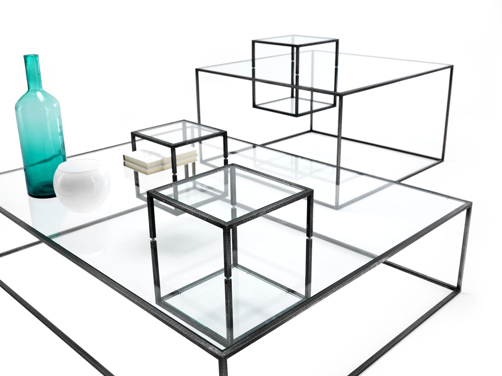 Illusioni Kaffeetisch von Mogg, 130cm, mit Glasplatte und schwarzen Metallrahmen, moderne Wohnzimmermöbel.