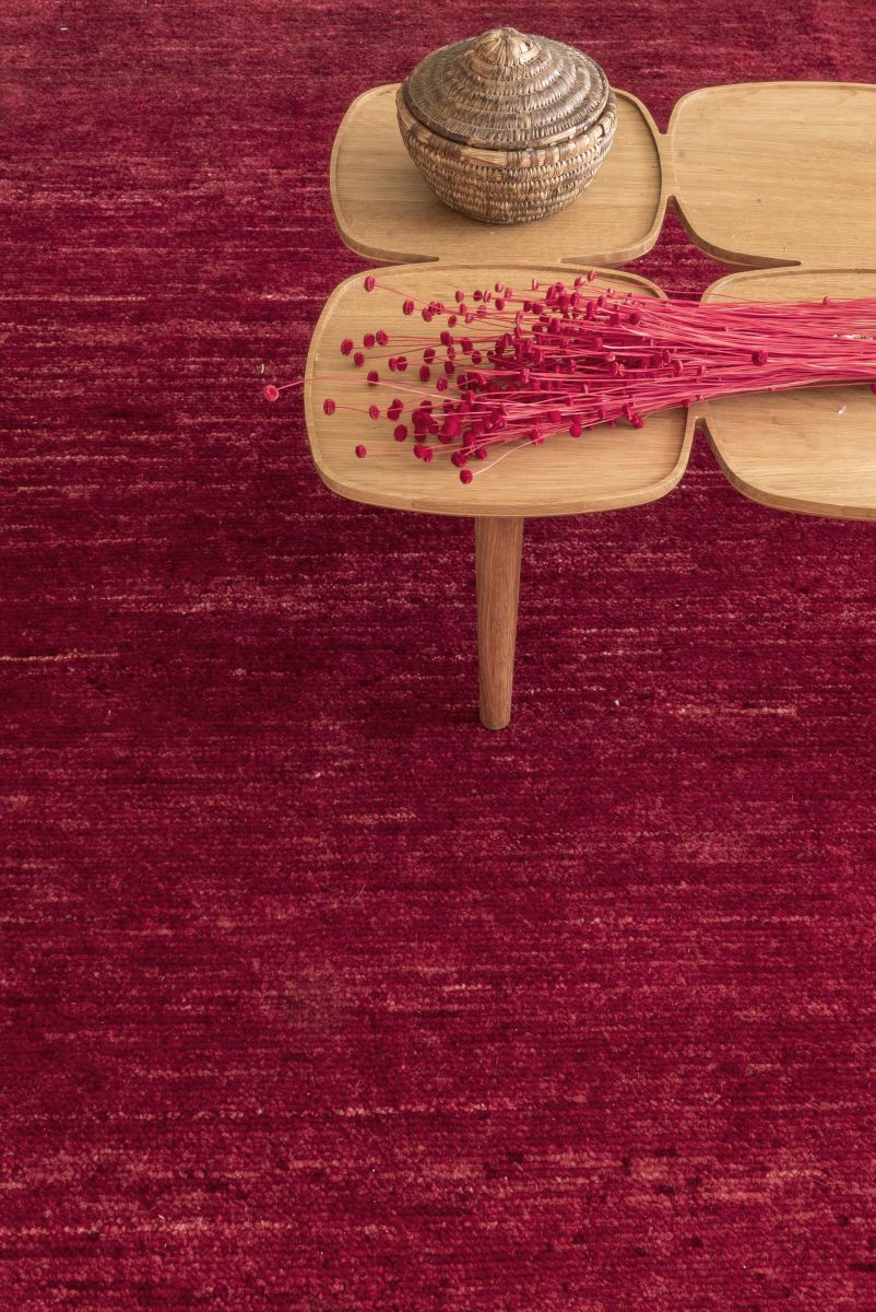 Nahaufnahme des roten Persian Colors Teppichs von Nanimarquina, Größe 250x350cm, mit Tisch und Dekoration.