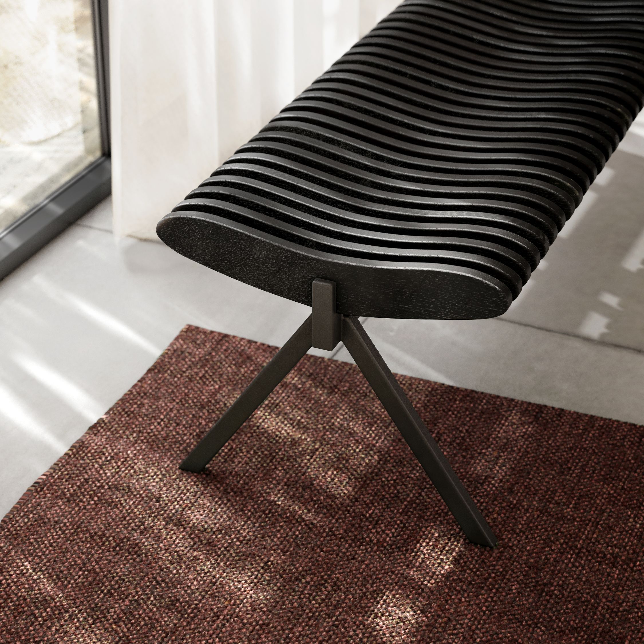 Schwarze Prelude Bank aus Eiche mit wellenförmiger Sitzfläche und Metallgestell auf braunem Teppich.